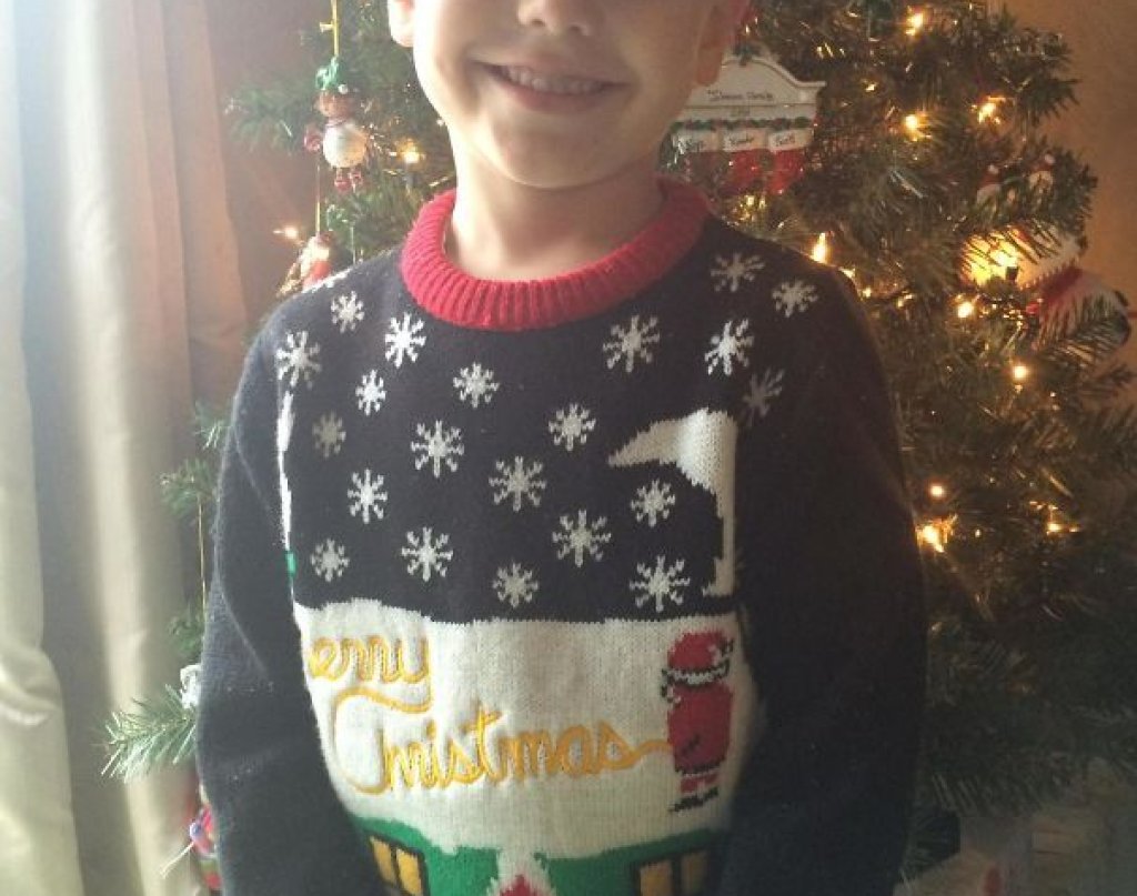 Майката споделя, че изпратила сина си на училище с този коледен пуловер, без да се вгледа добре в него. Когато отишла да вземе детето си, учителката ѝ направила забележка и чак тогава тя забелязала какво точно прави Дядо Коледа, изобразен на плетивото