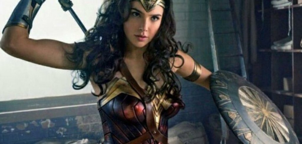  Жената чудо/ Wonder Woman 

"Жената чудо" дава съвсем нов прочит на филмите за супергерои и то не само защото този път в центъра на сюжета е амазонката Даяна. Гал Гадот в главната роля успява да изглежда едновременно невинна, нежна, но и силна и решителна, когато се наложи. Режисьорът Пати Дженкинс успя да създаде филм, който хем е наситен с динамични екшън сцени, битки и сблъсъци, хем превърна Даяна в истинска икона на съвременния феминизъм. Още по-показателно е, че филмът се хареса еднакво на женската и на мъжката аудитория.