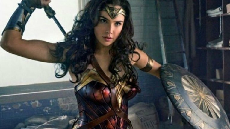  Жената чудо/ Wonder Woman 

"Жената чудо" дава съвсем нов прочит на филмите за супергерои и то не само защото този път в центъра на сюжета е амазонката Даяна. Гал Гадот в главната роля успява да изглежда едновременно невинна, нежна, но и силна и решителна, когато се наложи. Режисьорът Пати Дженкинс успя да създаде филм, който хем е наситен с динамични екшън сцени, битки и сблъсъци, хем превърна Даяна в истинска икона на съвременния феминизъм. Още по-показателно е, че филмът се хареса еднакво на женската и на мъжката аудитория.