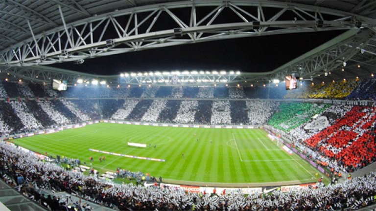 "Juve. storia di grande amore", запява стадионът на Ювентус преди мач. "Истарията на една голяма любов" ехти, като припевът е как "бялото прегръща черното" - цветовете на великия клуб от Торино.