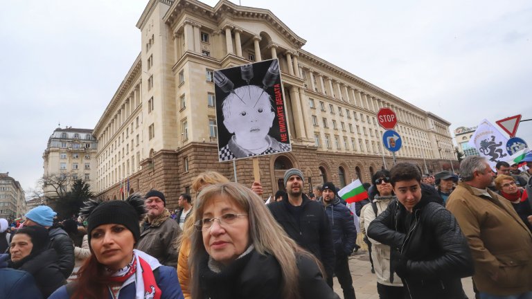 "Възраждане" на протест срещу мерките, Петков излезе да говори с тях (Снимки)