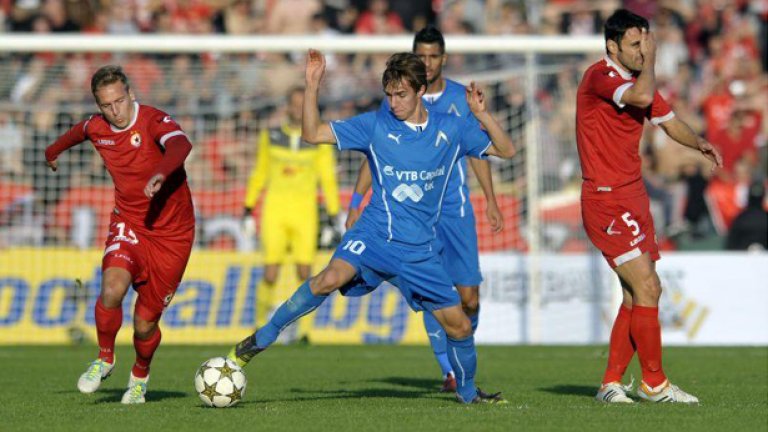 Вутов (в средата) изигра 39 мача за Левски въпреки крехката си възраст, а все още и физика.