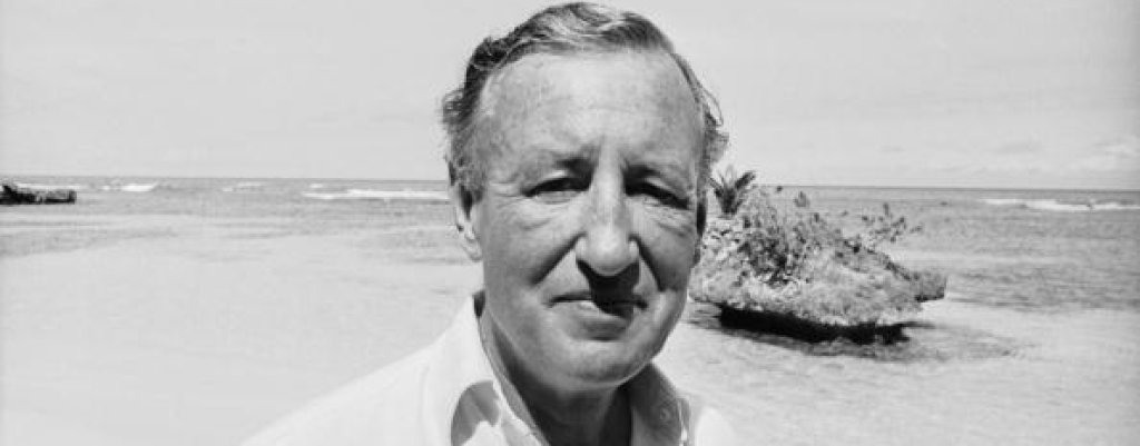 Авторът на поредицата за Джеймс Бонд Иън Флеминг е обичал да пие в Liguanea Club, Ямайка.  На тази снимка той е на прословутия плаж Goldeneye. 
