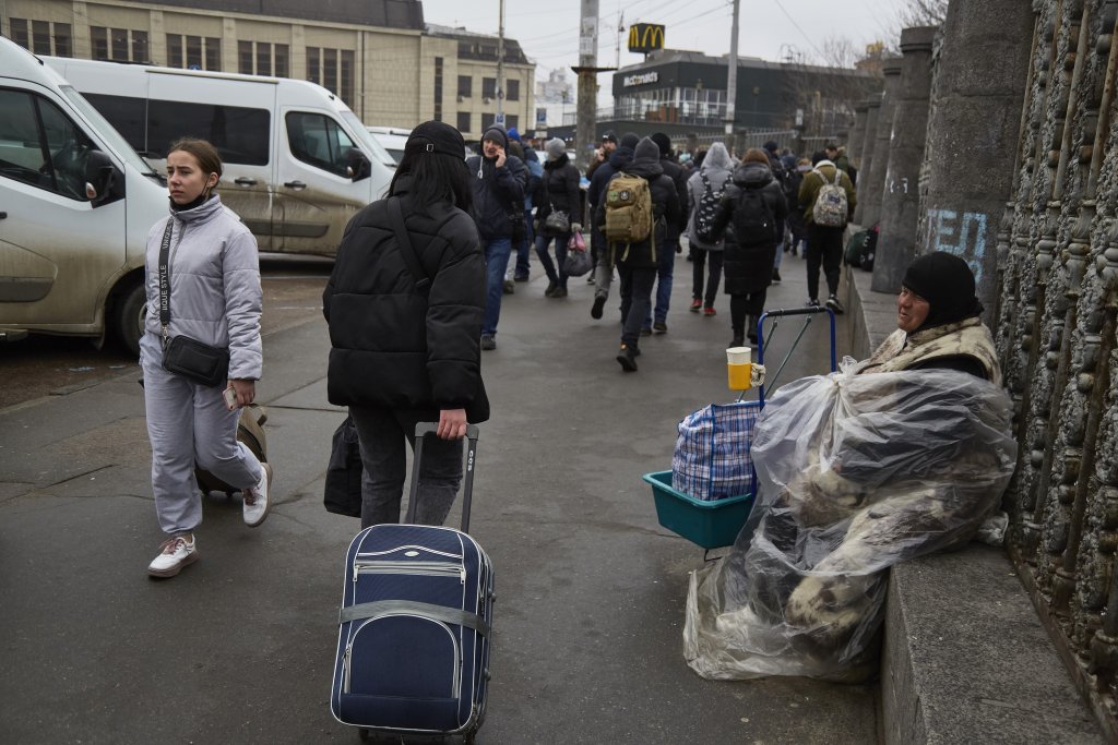 Ситуацията в Киев - колони от автомобили и пълни гари (Снимки)