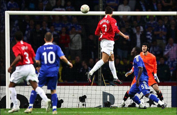 Манчестър Юнайтед - Челси, финал в Шампионската лига, 2008 г.
Роналдо се извиси и даде аванс на Юнайтед в Москва, преди Франк Лампард да изравни.
В продълженията Челси удари два пъти гредите, а при дузпите го направи Джон Тери, който трябваше да даде купата на лондончани.
Юнайтед спечели, след като Ван дер Саар спаси удара на Анелка.