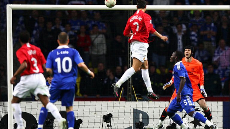 2. Във финала, Манчестър Юнайтед – Челси 1:1, 21 май 2008 г.
26-а минута на финала в Москва, Кристиано Роналдо се извиси във въздуха и с глава заби топката във вратата на Петър Чех. Впоследствие „сините“ изравниха и се стигна до дузпи. Там Кристиано пропусна, но благодарение на подхлъзването на Джон Тери и спасената дузпа на Анелка от Ван дер Сар, Юнайтед спечели трофея. „Пропуснах дузпата и почувствах, че това е най-гадният ден в живота ми. Сега го чувствам като най-щастливия“, каза след мача Роналдо. 
