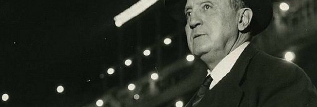 Сантяго Бернабеу
Бернабеу, на когото е кръстен стадионът на Реал Мадрид, прекарва 67 години в клуба – първо като играч, а след това като директор и президент. Той превръща Реал от №2 в Испания в най-успешния клуб в Европа и помага за създаването на турнира за КЕШ, който днес е Шампионската лига.