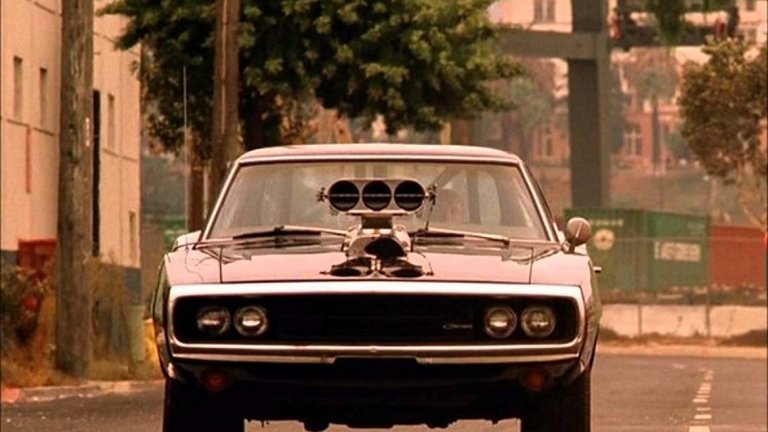  Dodge Charger, "Бързи и яростни" 

Този Dodge е истинска филмова звезда и може да бъде видян в класики като сериала "Кралете на хаоса" и филма с Питър Фонда "Dirty Mary, Crazy Larry". През 2000 г. Charger отново завладява големия екран, този път в първия филм от франчайза "Бързи и яростни". Именно с тази страхотна машина в черно с огромни гуми избира да се състезава героят на Вин Дизел.  

Моделът е от поколението, произведено през 1970 г., и може да се похвали с 390 конски сили и максимална скорост от 320 км/ час. А ако много искате да карате звяр като този, Dodge Charger може да бъде намерен на аукциони на цена от 60 до 120 хил. долара. 