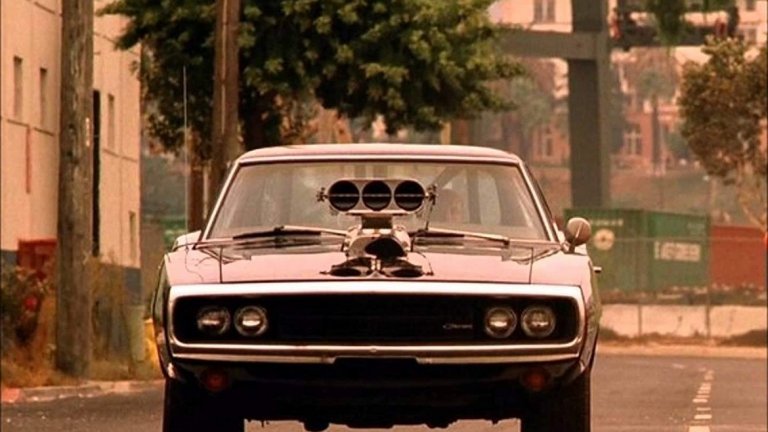 Dodge Charger 
Супертунингованият черен Dodge Charger е може би любимата кола на Доминик Торето (героя на Вин Дизел). Колата има невероятна сантиментална стойност за Торето, тъй като той е работил по нея заедно с покойния си баща. Това е истински автомобил с история и може би по тази причина дълго време Дом отказва да го кара, докато срещата му с Брайън и обстоятелствата не му оставят друг избор. 
Този Charger може да се похвали с 900 конски сили под капака, които се контролират с ръчна скоростна кутия. Двигателят е осемцилиндров и всъщност е на Chevrolet. В първия "Бързи и яростни" колата има монтиран суперкондензатор на предния капак, който обаче е бутафорен и е изработен от лека пластмаса. 
Същият Dodge Charger се появява за кратко или по-дълго време в още четири части на поредицата, а вече е потвърдено, че ще го видим и в деветата част на франчайза. Любители на филмите успяха да заснемат няколко любителски кадъра от снимачната площадка, които показват именно този автомобил в действие.