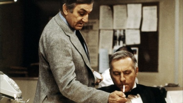9. Инспекторът, Garde а vue (1981)
Челен сблъсък между двама великани на френското кино: Лино Вентура и Мишел Серо в спиращ дъха трилър под режисурата на Клод Милер и сценарий на Мишел Одиар. Интригата дори не е най-важният коз на филма, в който малко момиче е намерено убито и изнасилено. Всички следи водят към нотариуса Жером Мартино (Мишел Серо), като съпругата му (Роми Шнайдер) също дава колебливи показания. 
Филмът е илюстрация на Франция от края на 70-те години, на ревността и любовта. Атмосферата е тежка и мрачна, преведена през диалозите на Одиар. Интригата е претекст за срещата на двама от най-големите актьори на френското кино, които влизат във вербален сблъсък. 
Това е един от най-добрите сценарни текстове и диалози на Мишел Одар. След като загуби един от синовете си през 1977 г., той пренесе във филмите си цялата си мъка с умереност и хаплива ирония. Серо се превъплъщава в неговия образ (самият той преживява подобна драма през 1977, когато дъщеря му Каролин умира при автомобилна катастрофа), превръща се в негов двойник, говорител на болката му. Този филм трябва да се гледа заради играта, диалога и режисурата. 
Известни реплики от филма: 
Адвокат Мартино (Мишел Серо): Посредствените хора се прехласват пред успеха на изключителните. Те аплодират надарените, победителите. Но когато някой от техния ранг постигне успех, това ги влудява. 
Адвокат Мартино (Мишел Серо): Курвите са жени, които предлагат много срещу относително малко пари.