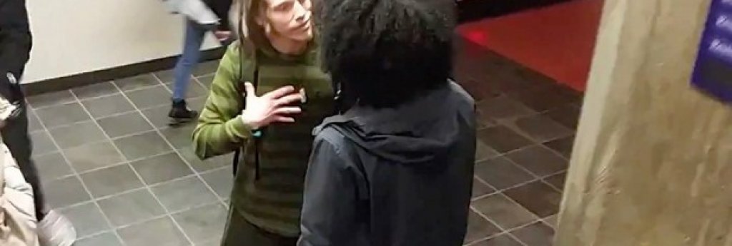 Клипът показва как бял студент с расти е пресрещнат от агресивна чернокожа колежка, която му казва, че няма право да носи тази прическа, защото това било нейната култура.