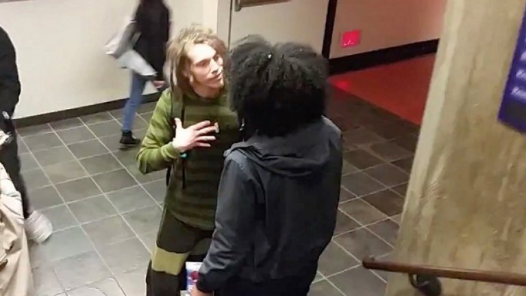 Клипът показва как бял студент с расти е пресрещнат от агресивна чернокожа колежка, която му казва, че няма право да носи тази прическа, защото това било нейната култура.
