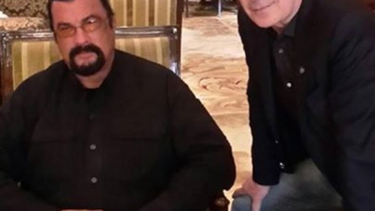 6. Снимал се е с Волен Сидеров...
...или по-скоро Волен Сидеров се е снимал със Стивън Сегал. Но кой ти дълбае в детайлите? И тук вероятно приятелският контакт е бил положен на основите на споделеното и от двамата "АЛФА-мъжкарство".