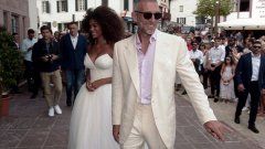 52-годишният Венсан Касел се ожени за модела Тина Кунаки (21 г.) в град Бидар на 24 август. Венсан има две дъщери от първата си съпруга Моника Белучи. Кунаки блестеше на сватбата си с рокля на Вера Уанг. 