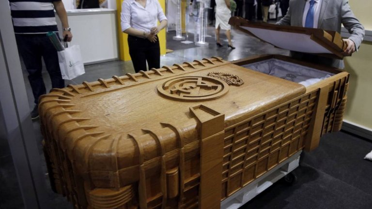Луксозен ковчег под формата на Сантяго Бернабеу бе представен на погребално изложение в Мадрид