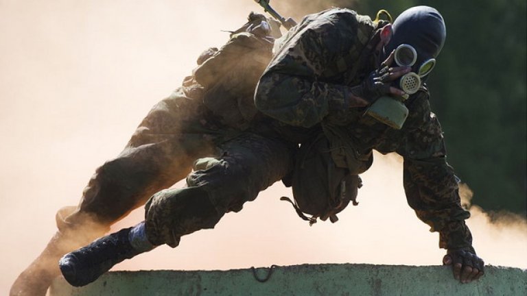 Игрите включват и панели, в които армиите сравняват оръжейната си мощ, уменията на снайперистите си и ракетите си за противовъздушна отбрана.