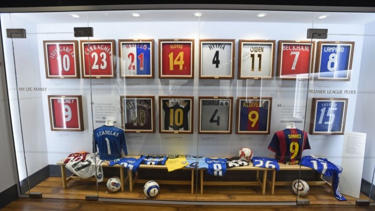 Прекрасната витрина на Стивън Джерард