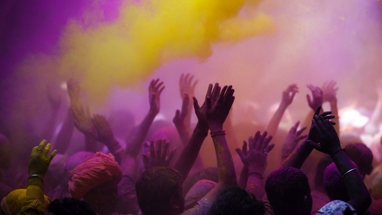 Да се къпеш в цветовете на любовта и веселието