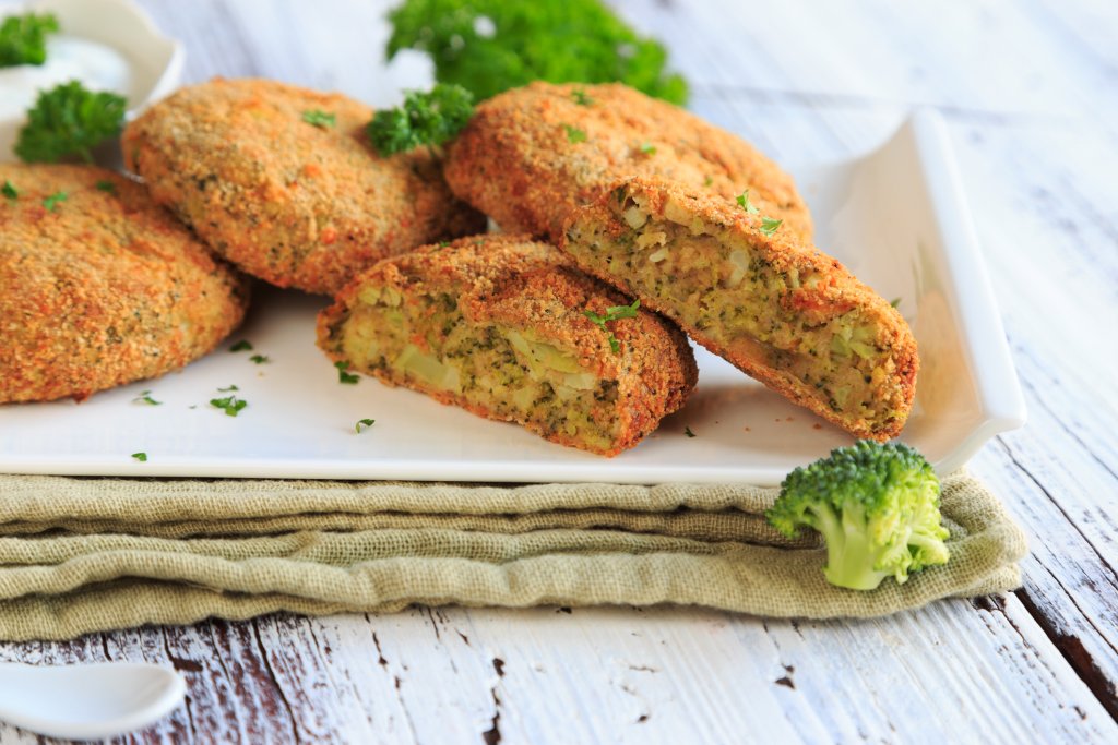 Крокети с броколи и картофиКрокетите винаги изглеждат симпатично и са подходящи и за гости, а се приготвят бързо и лесно. За тях ни трябват 500 грама картофи и 300 грама броколи, които сваряваме до пълно омекване в подсолена вода. След това отцеждаме много добре и смесваме с един жълтък и 100 грама галета, подправяме със сол и пипер.

Омесваме тесто и с мокри ръце оформяме крокетите. Овалваме ги в панировка от 2 яйца и 50 грама брашно и пържим в добре загрят тиган до златисто. Можем да изпечем крокетите и на фурна на около 190-200 градуса. Сервираме с чеснов сос.