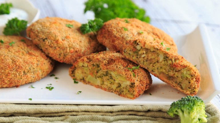 Крокети с броколи и картофиКрокетите винаги изглеждат симпатично и са подходящи и за гости, а се приготвят бързо и лесно. За тях ни трябват 500 грама картофи и 300 грама броколи, които сваряваме до пълно омекване в подсолена вода. След това отцеждаме много добре и смесваме с един жълтък и 100 грама галета, подправяме със сол и пипер.

Омесваме тесто и с мокри ръце оформяме крокетите. Овалваме ги в панировка от 2 яйца и 50 грама брашно и пържим в добре загрят тиган до златисто. Можем да изпечем крокетите и на фурна на около 190-200 градуса. Сервираме с чеснов сос.