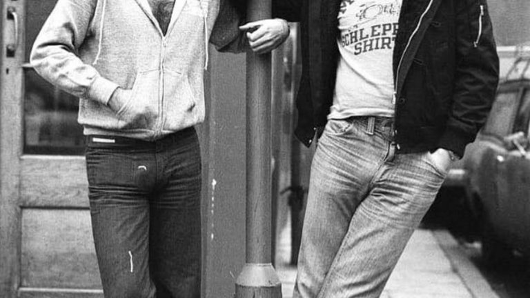 Джордж Бест с шотландския комик Бил Конъли през февруари 1977 г.