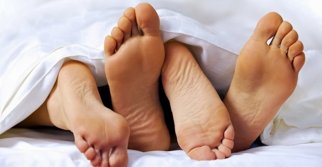 couple-bed-feet-130801