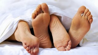 couple-bed-feet-130801