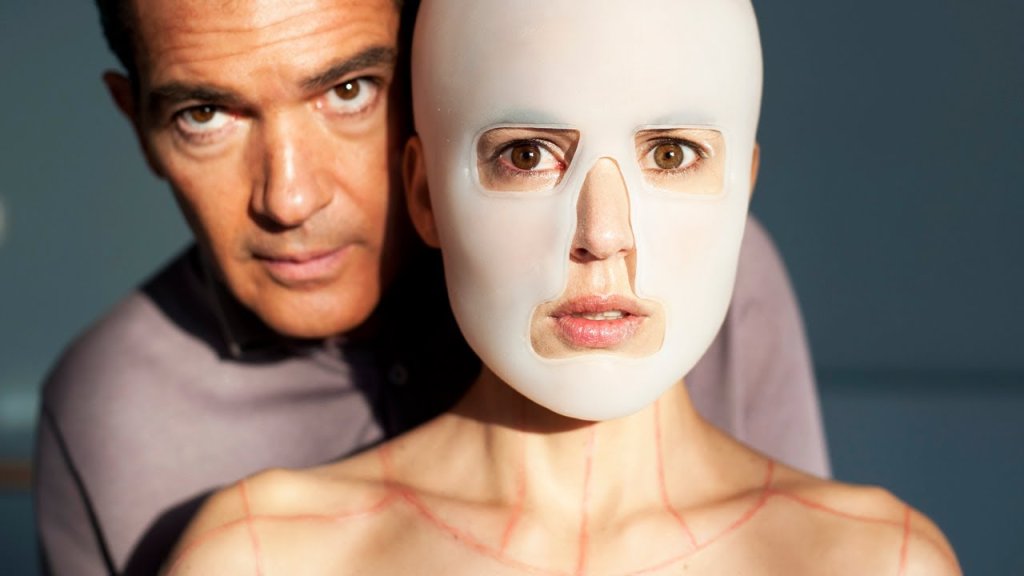 The Skin I Live In (2011) 
Освен холивудски бонбончета, Антонио играе и в изненадващо много испански филми. С режисьорът Педро Алмодовар ни показват полудяването на един гениален  пластичен хирург, който изобретява специален тип кожа, но стига прекал