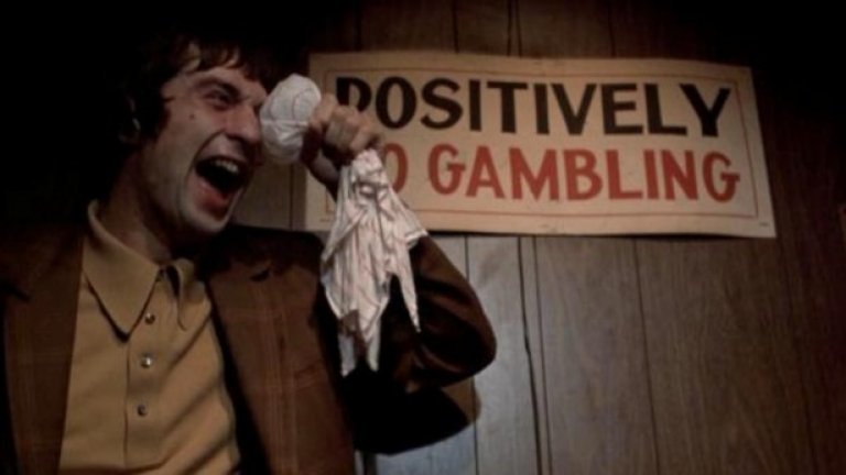 1. Mean Streets/Коварни улици - 1973
Това е първият от общо осем съвместни филма на Скорсезе и де Ниро и първият филм на Скорсезе, за който той получава одобрението на критиците. В "Коварни улици" са използвани няколко новаторски технически похвати, които оказват влияние върху идущите режисьори, като Куентин Тарантино, Спайк Лий, Вон Карвай и много други.
Това е история, преживяна от Скорсезе, полуавтобиографичен разказ за първото поколение синове и дъщери на нюйоркския квартал Малка Италия.