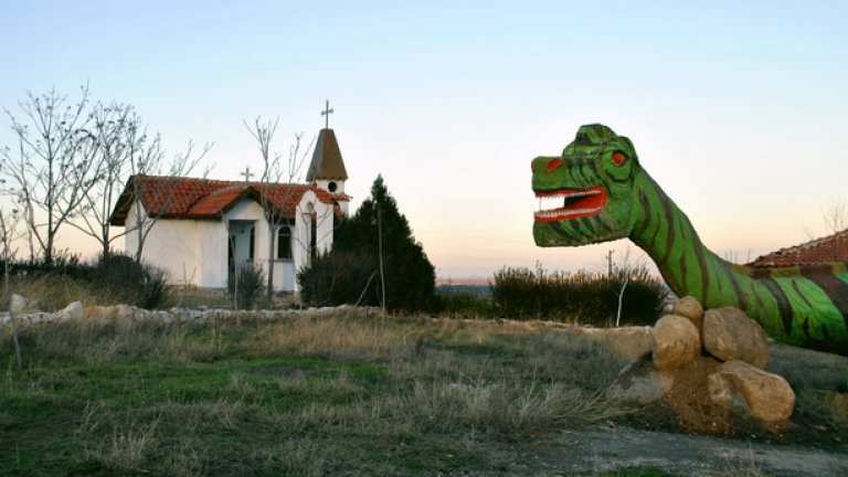 Зад динозаврите в историческия кът, който се издига край Ново Село, се вижда новоосветения параклис "Света Лидия"