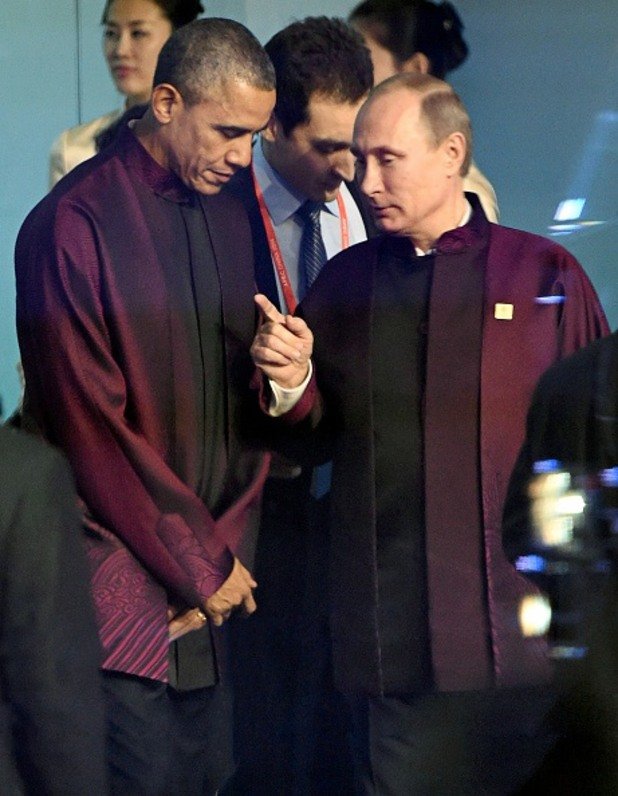 Стар Трек, 2014 г.: Обама и Путин на срещата на APEC в Китай - отново предрешени в традиционно местно облекло. Руският президент едва не предизвика дипломатически скандал, когато наметна със сакото си първата дама на Китай Пън Лиюен...