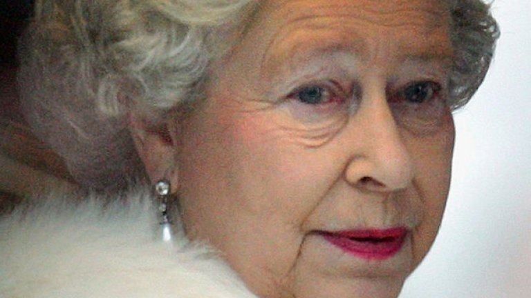 Елизабет II се усмихва през прозореца на каретата си, ноември 2004-та, Лондон