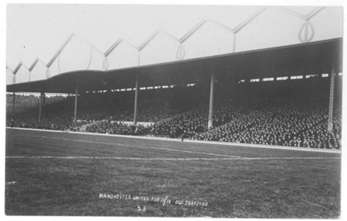 The Manchester Guardian описва терена на новопостроения стадион като „гладък и зелен като сукно на билярдна маса“