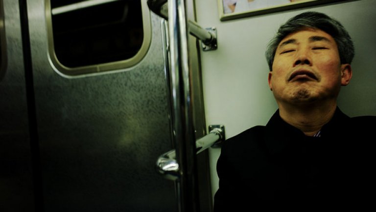 Японците спят навсякъде, защото са много заети хора. Напълно нормално е да видиш някой, който спи в градския транспорт и влака, но също така и в офиса. Този тип дрямка се нарича "инемури" и е нещо съвсем обичайно и срещано всеки ден.