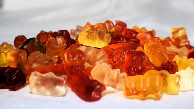 Желирани бонбониДа, никой не приема желираните бонбони за особено здравословни, но много дами посягат именно към тях, когато изпитват глад за сладко. Те пресмятат, че в 100 грама симпатични бонбонки има едва 300 калории, които могат да бъдат компенсирани с лек калориен дефицит по-късно през деня. Освен това в тях няма мазнини и холестерол, така че какво може да се обърка? Е, проблемът е, че в желираните бонбони съдържат 94 грама въглехидрати в посоченото количество.