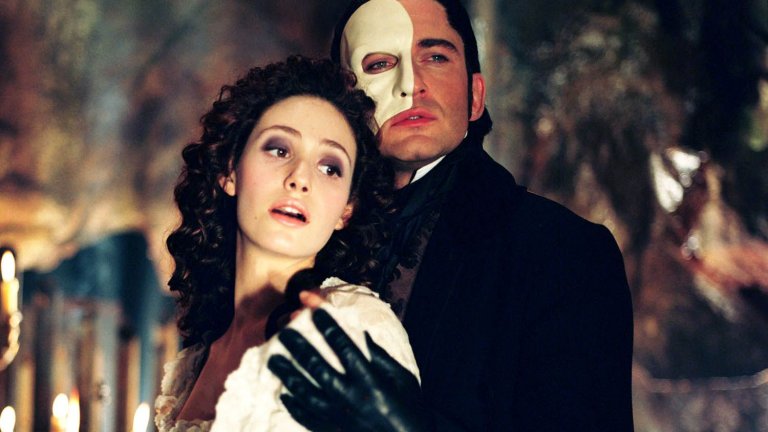 "Фантомът на операта" (2004)
"Фантомът от Операта“ остава най-дълго играният мюзикъл на всички времена, задържайки се на Бродуей от 1988 г. до 2023 г. Това му носи поколения фенове, които обаче бяха разочаровани от филмовата адаптация на режисьора Джоел Шумахер от 2004 г. Оригиналните почитатели на историята смятат, че основният проблем е, че Джерард Бътлър, който играе Фантома, е бил твърде красив за ролята.