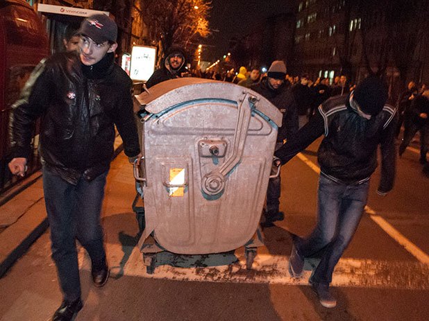 Импровизирани барикади се появиха по софийските улици