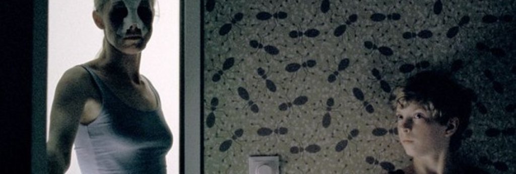 Goodnight Mommy
Австрийският филм носи белезите на готическите хоръри, но действието се развива в студена модерна обстановка. Главните герои са двама близнаци, чиято майка се възстановява от операция и лицето й е покрито с бинтове. 
Странното поведение на жената кара децата да заподозрат, че това не е майка им, и те са готови на всичко, за да я накарат да им каже истината. Бавното и внимателно покачване на напрежението води до наистина травмиращ финал, с който Goodnight Mommy вече спечели доста гласове за най-впечатляващ хорър на годината.