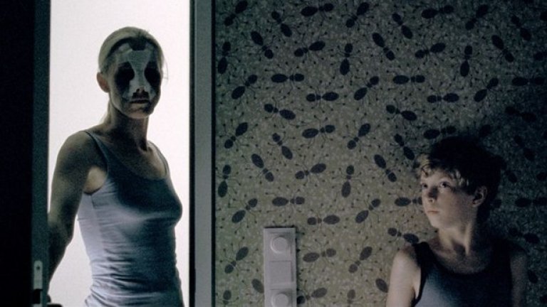 Goodnight Mommy
Австрийският филм носи белезите на готическите хоръри, но действието се развива в студена модерна обстановка. Главните герои са двама близнаци, чиято майка се възстановява от операция и лицето й е покрито с бинтове. 
Странното поведение на жената кара децата да заподозрат, че това не е майка им, и те са готови на всичко, за да я накарат да им каже истината. Бавното и внимателно покачване на напрежението води до наистина травмиращ финал, с който Goodnight Mommy вече спечели доста гласове за най-впечатляващ хорър на годината.