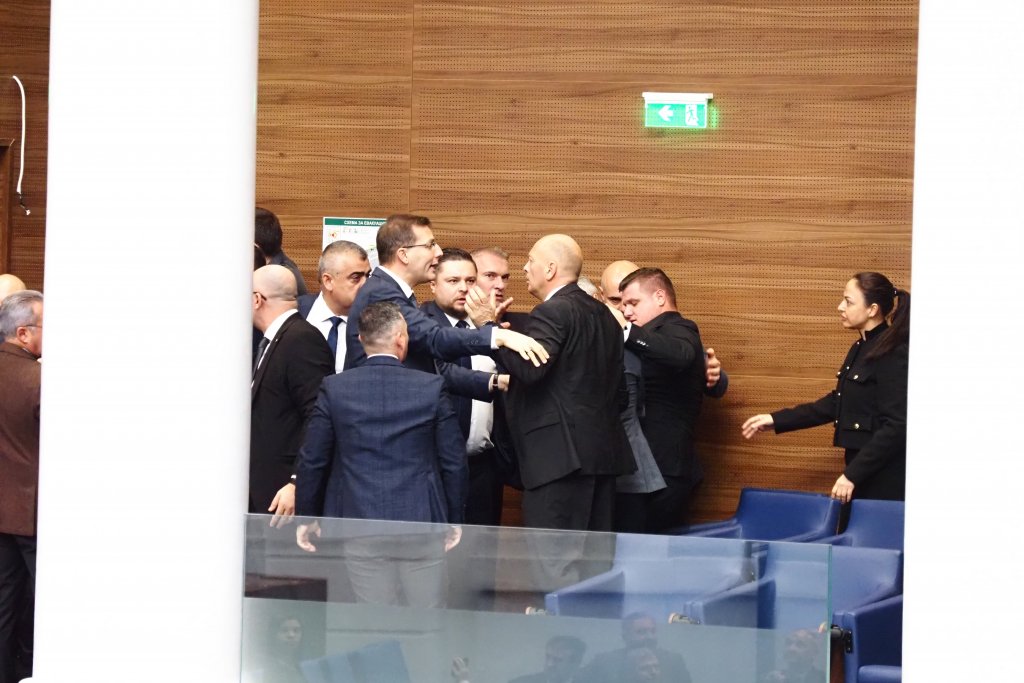 Депутати на ДПС и "Възраждане" се сдърпаха заради кабел, Пеевски брани Йордан Цонев с тяло