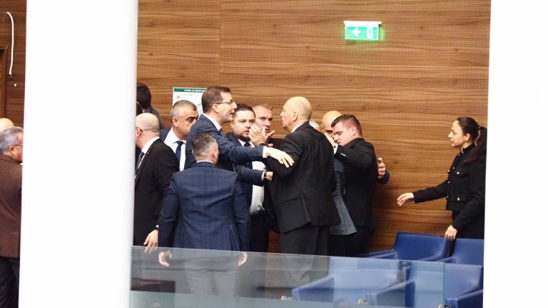 Депутати на ДПС и "Възраждане" се сдърпаха заради кабел, Пеевски брани Йордан Цонев с тяло