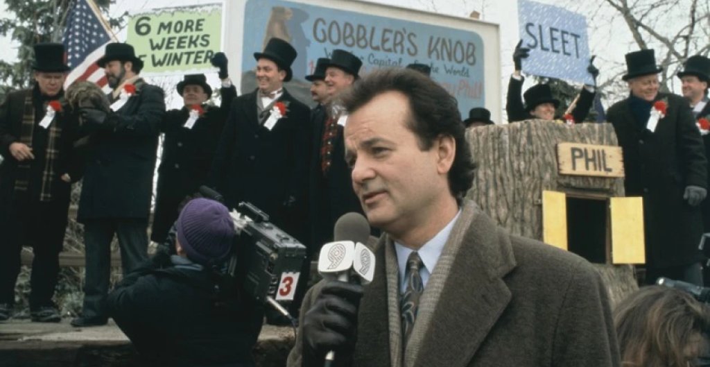 10. ”Омагьосан ден” (1993 г.)
Фил Конърс (Бил Мъри) е циничен репортер, затънал в рутината на ежедневието си. Всичко се променя, когато е изпратен да отрази местен празник в Пенсилвания. Неочаквано той попада в мистериозен времеви капан и е принуден да преживява един и същи ден отново и отново, докато постепенно не започне да преосмисля житейските си решения.