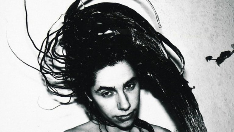 PJ Harvey – Rid of Me (1993)
Снимката е направена в банята на фотографката Мария Мочнац, която успява да направи ярък и динамичен кадър, без излишна сексуалност, каквато традиционно музикалната индустрия би одобрила.