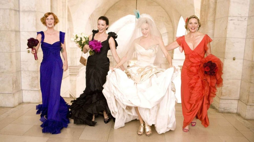 Сериалът „Сексът и градът “е велик,  но тук става дума за първия филм, когато Кари най-сетне щеше да сбъдне своята мечта да се омъжи за Тузаря. Филмът е изключително красив, което се дължи на всички невероятни марки като Dior, Chanel, Louis Vuitton и т.н.