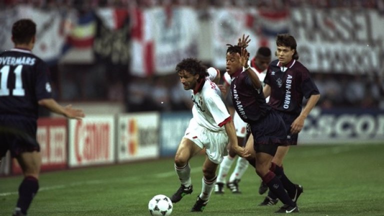 Кадър от финала във Виена - Литманен, Овермарс и Давидс спират Марко Симоне от Милан.
Година по-късно Аякс пак не бе далеч от трофея, но загуби с дузпи финала от Ювентус.