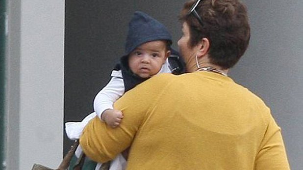 Първите снимки на сина на Кристиано Роналдо се появиха през октомври миналата година, на тях бебето е с баба си Долорес