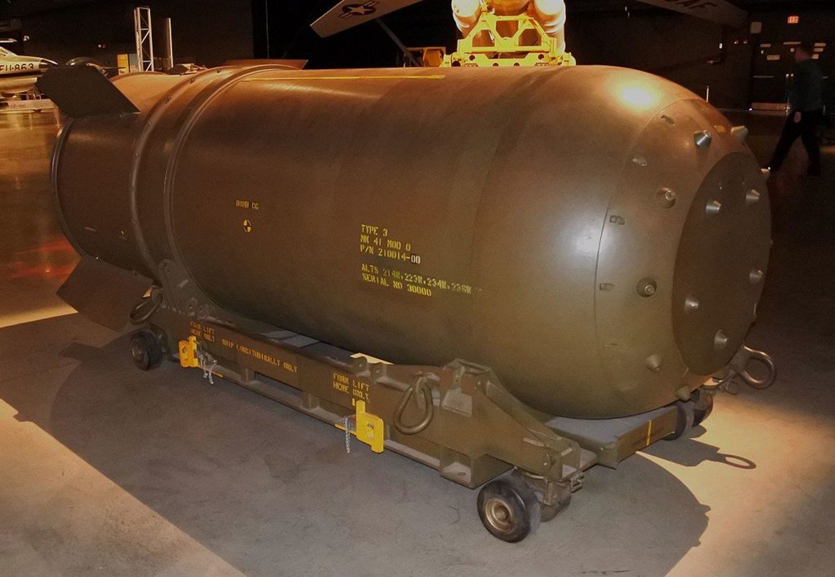 B41 (MK-41)
Най-мощната термоядрена бомба, разработвана от американците и единствената с три фази на ядрената реакция. Работата по нея започва през 1955 г., а първият тест по нея идва година по-късно. На въоръжение в американската армия са включени през 1961 г. като между 1960 и 1962 г. са произведени над 500 бомби от този вид. Ударната мож на B41 се смята, че е около 25 мегатона тротилов еквивалент.
