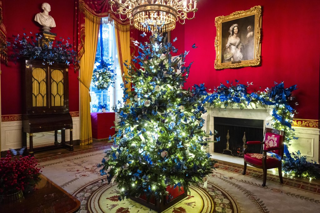 Kоледният кич на Мелания Тръмп - 50-килограмов сладкиш и портрети на Тръмп от Lego