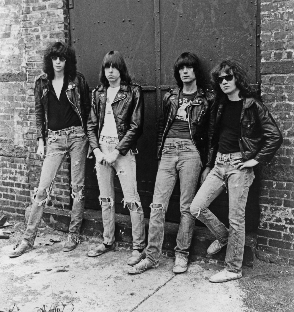 The Ramones
Това не е група, това е семейство, макар и не обединено от кръв. За да влезеш в групата, трябва официално да смениш името си. Така имаме Томи Рамоун, Ди Ди Рамоун, Джоуи Рамоун и Джони Рамоун, които всъщност се казват Томас Ердели, Дъглас Глен Колвин, Джефри Рос Хайман и Джон Уилям Къмингс.