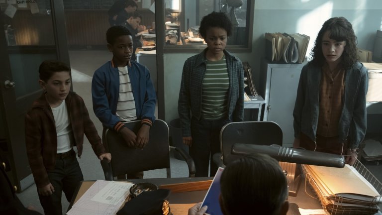 “То: Добре дошли в Дери”, сезон 1
Къде: в HBO Max

Спинофът на “То" също се оказа привлекателна за гледане мистерия, побрала голяма част от творчеството на Стивън Кинг.  Действието се заплита около мистериозното изчезване на Мати, чиито приятели започват собствено разследване и откриват зловещи тайни, скрити дълбоко под Дери.